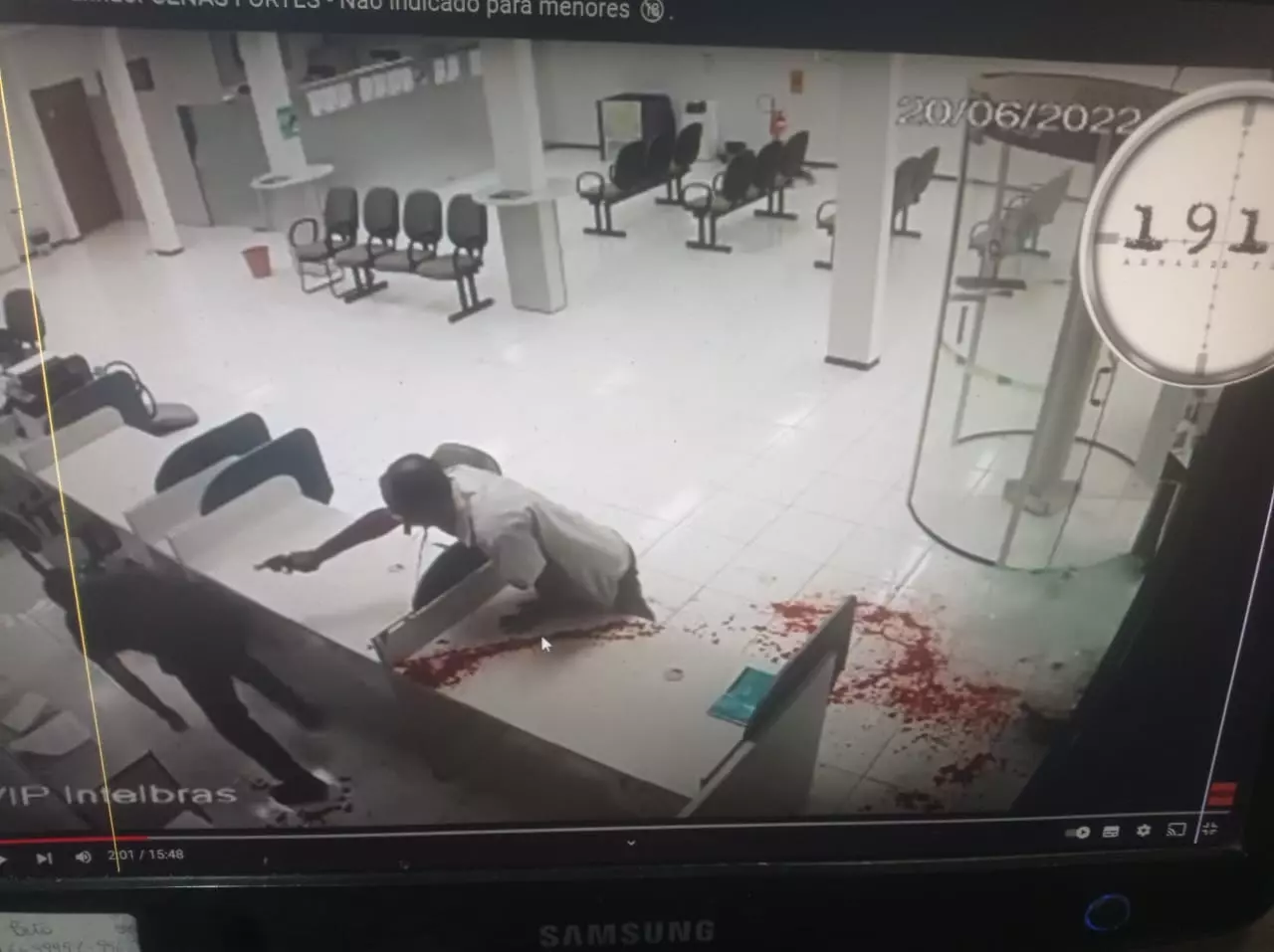 Roubo no banco - veja imagens do troteio e a morte do bandido tudo filmado . CENAS FORTES - Não indicado para menores